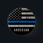 Personalisierte Rechtsdurchsetzung der Polizei in  Button<br><div class="desc">Thin Blue Line Button - American Flag in Police Flag Farben, Not Design . Personalisieren Sie mit Polizeibeamten oder Familiennamen. Dieser personalisierte Polizeiknopf ist ideal für Polizei- und Strafverfolgungsfamilien, Abteilungen oder Gedenkstätten, um einen gefallenen Polizisten zu ehren, und alle, die ihn unterstützen. COPYRIGHT © 2020 Judy Burrows, Black Dog Art...</div>