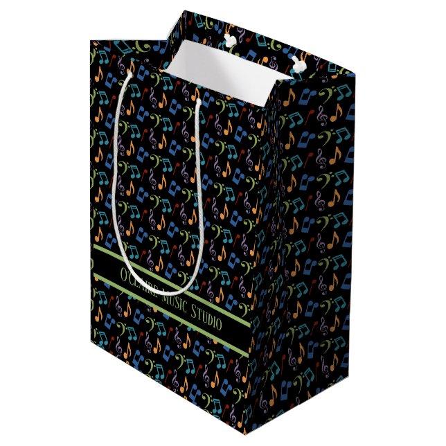 Personalisierte Regenbogen-Musiknoten (schwarz) Mittlere Geschenktüte (Rückseite Schrägansicht)