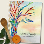 Personalisierte Regenbogenbäume 2022 Planer<br><div class="desc">Dieser einzigartige Meal Planner ist mit einem Mosaikbaum in den Farben des Regenbogens auf einem Aquarell-Hintergrund ausgestattet. Einfach mit Ihrem Namen und Jahr anpassbar. Weil wir unsere eigenen Kunstwerke erstellen,  werden Sie dieses exakte Bild von anderen Designern nicht finden. Original Mosaik © Michele Davies.</div>