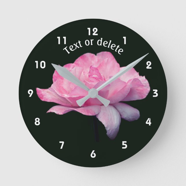 Personalisierte rosa Rosenblume Runde Wanduhr (Vorderseite)