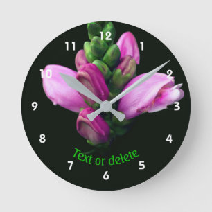 Personalisierte rosa Schildblume Runde Wanduhr