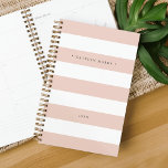 Personalisierte Rosa und Weiße Streifen Planer<br><div class="desc">Der schicke, personalisierte Planer weist breite, rot-weiße Streifen mit Ihrem Namen oder Monogramm in elegantem, schwarzem Schriftsatz auf. Personalisieren Sie das Jahr am unteren Ende.</div>