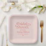 Personalisierte Rose Gold Pink Wedding Brautparty Pappteller<br><div class="desc">Elegante,  kundenspezifische Hochzeitspapier-Party-Teller verfügen über ein modernes Kalligraphie-Skript "Brautparty"-Design mit niedlichem Herzakzent. Personalisieren Sie mit dem Namen der Braut und dem Namen der zukünftigen Frau,  die die Veranstaltung ehrt. Sauberes und einfaches Design. Beachten Sie,  dass das Farbschema für Rose und hellpastellrosa modifiziert werden kann.</div>