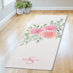 Personalisierte Rosen Yogamatte<br><div class="desc">Diese hübsche Yoga-Matte ist mit einem farbenfrohen Blumenstrauß in Rosa-, Korallen- und Grüntönen dekoriert. Eine Textvorlage ist enthalten, um dieses Design mit Ihrem Namen und Monogramm zu personalisieren, was diese Yogamatze für Sie einzigartig macht. Original Wasserfarbe © Michele Davies.</div>