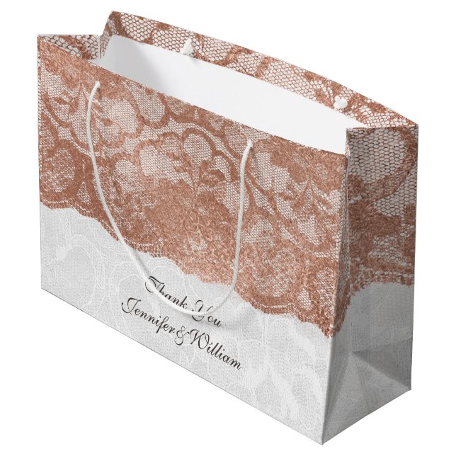 Personalisierte Royal Wedding Blush Pink Gold Lace Große Geschenktüte (Rückseite Schrägansicht)