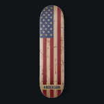 Personalisierte Rustikale Holzflagge Patriotische  Skateboard<br><div class="desc">Zeigen Sie Ihren amerikanischen Stolz oder geben Sie ein besonderes Geschenk mit diesem US-amerikanischen Flag Skateboard in einem bedrängten abgenutzten Grunge-Design auf Holz . Das Skateboarddesign der USA ist in Rot und Blau mit US Flagge gestaltet und eignet sich hervorragend für amerikanische Unabhängigkeitstag-Partys, Memorial Day Party , Wiedersehen, militärische Abschluss-...</div>