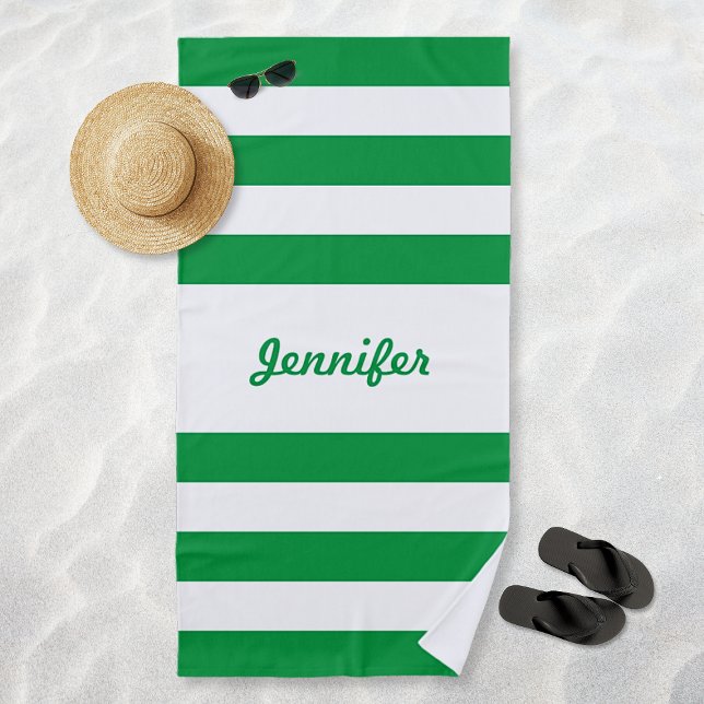 Personalisierte, schick-grüne Streifen Strandtuch (Chic Green and White Stripes Personalized Beach Towel)