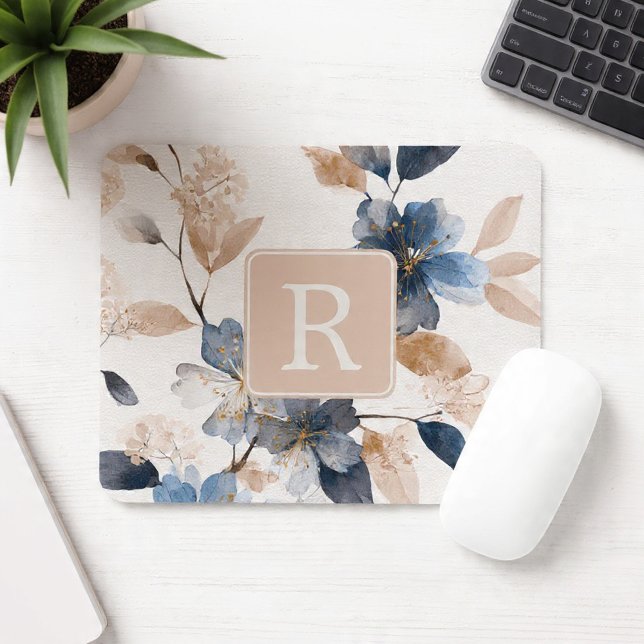 Personalisierte Schöne-Blumen-Monogramm-Vorlage Mousepad (Pretty Flower Monogram Template Personalized Mouse Pad by Ricaso Monogrammed gift ideas. Custom made)