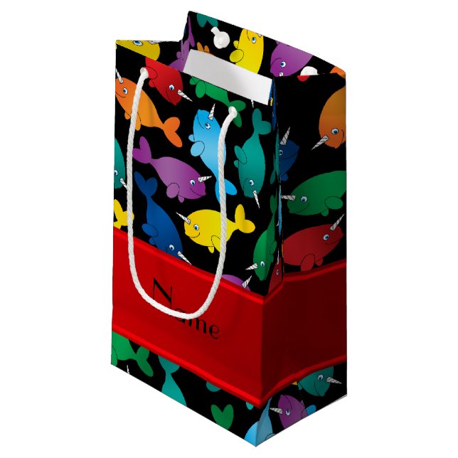 Personalisierte schwarze Regenbogen Namensnarwhals Kleine Geschenktüte (Vorderseite Schrägansicht)