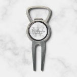 Personalisierte Script-Trauzeugen marbeln Pitchgabel<br><div class="desc">Fügen Sie eine persönliche Touch zu Ihrer Hochzeit mit personalisierten Trauzeugen divot Tool. Dieses Divot-Tool zeigt den Namen des personalisierten Trauzeugen im Schriftart-Stil mit grauem Schriftart-Klassiker mit Hochzeitsdetails im klassischen Serifenstil und Monogramm in einem hellgrau-klassischen Serif-Schriftart als Hintergrund auf weißem Marmorhintergrund. Auch perfekt für Trauzeuge, Brautvater, Ringträger und mehr. Bitte...</div>