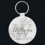 Personalisierte Script-Trauzeugen marbeln Schlüsselanhänger<br><div class="desc">Fügen Sie Ihrer Hochzeit eine persönliche Touch mit personalisierten Trauzeugen Schlüsselanhänger hinzu. Dieser Schlüsselanhänger ist mit dem Namen des personalisierten Trauzeugen im Stil eines klassischen, grauen Schriftartes mit -Songwriter, mit den Einzelheiten der Hochzeit im Stil eines grauen Schriftartes und mit Monogramm im Stil eines hellgrauen Schriftartes im Hintergrund, auf weißem...</div>