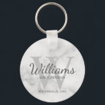 Personalisierte Script-Trauzeugen marbeln Schlüsselanhänger<br><div class="desc">Fügen Sie Ihrer Hochzeit eine persönliche Touch mit personalisierten Trauzeugen Schlüsselanhänger hinzu. Dieser Schlüsselanhänger ist mit dem Namen des personalisierten Trauzeugen im Stil eines klassischen, grauen Schriftartes mit -Songwriter, mit den Einzelheiten der Hochzeit im Stil eines grauen Schriftartes und mit Monogramm im Stil eines hellgrauen Schriftartes im Hintergrund, auf weißem...</div>