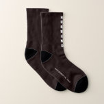 Personalisierte Socken für Hochzeiten<br><div class="desc">Dress die Männer deiner Hochzeitsfeier mit personalisierten Socken koordinieren. "Ehemann" ist vorn für ein lustiges Hochzeitsfest Foto der Braut und Bräutigam geschrieben. Sie können diese Souvenir-Sake-Socken mit Ihrem Hochzeitsdatum in weißer Typografie vor einem schwarzen Hintergrund personalisieren.</div>