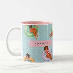 Personalisierte Sommerfrauen Entspannen auf Schwim Zweifarbige Tasse