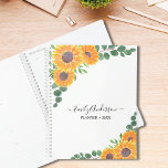 Personalisierte Sonnenblume Eukalyptus Planer<br><div class="desc">Dieser hübsche Planer ist mit Aquarellsonnenblumen und grünen Eukalyptus-Blätter auf weißem Hintergrund dekoriert. Sie können es personalisieren,  indem Sie Ihren Namen hinzufügen und das Jahr ändern. Original Wasserfarbe © Michele Davies.</div>