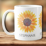 Personalisierte Sonnenblume Kaffeetasse<br><div class="desc">Diese farbenfrohe Tasse ist mit gelben Aquarellblumen geschmückt. Einfach mit einem Namen oder Monogramm anpassbar. Verwenden Sie zum Bearbeiten das Entwurfstool, um den Schriftart, die Größe des Schriftartes oder die Farbe zu ändern. Weil wir unsere Kunstwerke erstellen, werden Sie dieses exakte Bild von anderen Designern nicht finden. Original Wasserfarbe ©...</div>