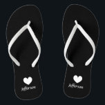 Personalisierte Strandhochzeit drehen Reinfälle Flip Flops<br><div class="desc">Personalisierte Strandhochzeit drehen Reinfälle für Gäste um. Elegantes Gastgeschenk-Set mit kundenspezifischem letztem Namen oder Monogramm und wenig Herz-Liebesymbol. Kundenspezifische Hintergrund- und Bügelfarbe für ihn und sie/Männer und Frauen. Romantisches Schwarzweiss-sein und ihrs Sandalen mit stilvoller Skript-Kalligraphietypographie. Spaß für See oder setzen Themahochzeit, Heirat, Brautparty, Verlobung, Jahrestag, Grillen, bachelorette, Junggesellen, Mädchenwochenendenreise etc....</div>