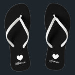 Personalisierte Strandhochzeit drehen Reinfälle Flip Flops<br><div class="desc">Personalisierte Strandhochzeit drehen Reinfälle für Gäste um. Elegantes Gastgeschenk-Set mit kundenspezifischem letztem Namen oder Monogramm und wenig Herz-Liebesymbol. Kundenspezifische Hintergrund- und Bügelfarbe für ihn und sie/Männer und Frauen. Romantisches Schwarzweiss-sein und ihrs Sandalen mit stilvoller Skript-Kalligraphietypographie. Spaß für See oder setzen Themahochzeit, Heirat, Brautparty, Verlobung, Jahrestag, Grillen, bachelorette, Junggesellen, Mädchenwochenendenreise etc....</div>