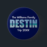 Personalisierte Strandreise nach Destin Cool Blue Button<br><div class="desc">Diese coolen Buttons von Destin Florida enthalten Ihren personalisierten Gruppennamen für eine Wiedersehen oder einen Ausflug zur Smaragdküste. Die Buchstaben des Wortes DESTIN sind mit wunderschönen Meeresfotografien für Ihren Urlaub gefüllt.</div>