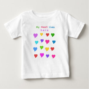 Personalisierte süße bunte Herzen, Kinder und Erwa Baby T-shirt
