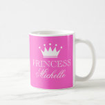 Personalisierte Tasse der Prinzessin in Rosa mit i<br><div class="desc">Personalisierte Prinzessin Tasse in Rosa mit individuelle Name. niedliche Geburtstag Geschenkidee für Frauen und Mädchen. Eleganter Skripttext mit Kronensymbol.</div>