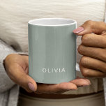 Personalisierte Tasse für grüne Aschenfarben | ele<br><div class="desc">Beginnen Sie Ihren Tag mit Eleganz mit dieser personalisierten, grünen Asche-Farbe, die nach Maß gefertigt wird, Tasse. Diese Tasse mit einer raffinierten grünen Aschenfarbe und einem individuellen Namen verleiht Ihrem Kaffee oder Tee eine einzigartige und persönliche Touch. Das elegante und stilvolle Design eignet sich perfekt für Zuhause- oder Büroanwendungen und...</div>