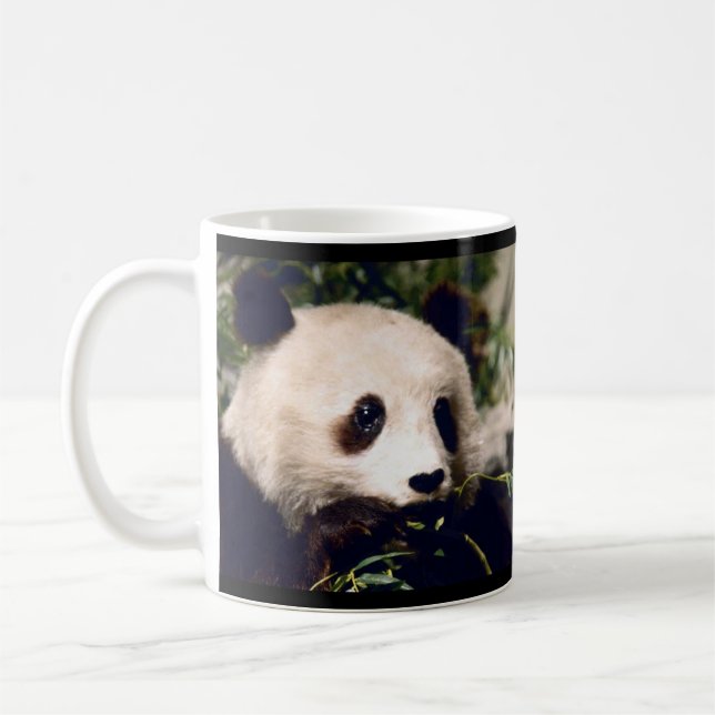 Personalisierte Tasse süßer PANDA, der AUF BAMBUS (Links)