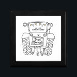 Personalisierte Traktorenhochzeit Erinnerungskiste<br><div class="desc">Ein Traktor Land Hochzeitsgeschenk,  das personalisiert werden kann. Wenn Sie die Größe oder den Schriftart ändern möchten,  klicken Sie bitte auf die Schaltfläche Bearbeiten,  um weitere Anpassungen vorzunehmen. Die Bundung im Traktor ist in einer subtilen Creme und weiß.</div>