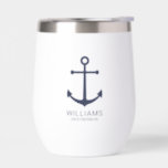 Personalisierte Trauzeuge der Nautischen Marine<br><div class="desc">Moderne Minimalistische Nautical Navy Blue Anchor Personalisierte Trauzeugen Thermal Wine Tumbler mit marineblau Anker und personalisierten Trauzeuge Namen mit Titel in marineblau modernen Sans Serif Schriftart Stil. Auch perfekt für Trauzeuge,  Brautvater,  Ringträger,  Trauzeugin,  Blume Mädchen,  Brautmutter und mehr.</div>