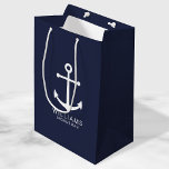 Personalisierte Trauzeuge der Nautischen Marine Mittlere Geschenktüte<br><div class="desc">Moderne Minimalistische Nautical Navy Blue Anchor Personalisierte Trauzeugen Gift Bag mit weißem Anker und personalisierten Trauzeuge-Namen mit dem Titel in weiß modernen Sans Serif Schriftart Stil auf marineblau Hintergrund. Auch perfekt für Trauzeuge,  Brautvater,  Ringträger,  Trauzeugin,  Blume Mädchen,  Brautmutter und mehr.</div>