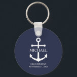 Personalisierte Trauzeuge der Nautischen Marine Schlüsselanhänger<br><div class="desc">Dieses personalisierte Geschenk zeichnet sich durch ein weißes Ankerdesign aus, das den Namen und den Titel Ihres Trauzeugen in einem klassischen Schriftart aus weißer Serife auf marineblau Hintergrund wiedergibt. Ein gedankenvoller Sake für Hochzeiten im Wassersport, Hochzeiten am Strand oder Feiern an der Küste. Perfekt als personalisiertes Geschenk für Trauzeugen, Trauzeuge,...</div>