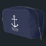 Personalisierte Trauzeuge der Nautischen Marine Waschbeutel<br><div class="desc">Nautical Personalisiert Trauzeugen Geschenk Dieses Design bietet einen weißen Anker und den Namen des personalisierten Trauzeugen mit dem Titel in der weißen klassischen Serif-Schriftart-Stil auf marineblau Hintergrund. Auch perfekt für Trauzeuge, Brautvater und mehr.</div>