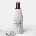 Personalisierte Trauzeugen aus weißem Marmor Flaschenkühler<br><div class="desc">Fügen Sie cooler eine persönliche Touch zu Ihrer Hochzeit mit personalisierten Trauzeugen Flasche. Diese Flasche cooler zeigt den Namen des personalisierten Trauzeugen mit Titel und Hochzeitstermin in Grau und Monogramm in hellgrau als Hintergrund,  im klassischen Serif-Schriftart-Stil,  auf weißem Marmorboden. Auch perfekt für Trauzeuge,  Brautvater,  Ringträger und mehr.</div>