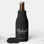 Personalisierte Trauzeugen für Schwarze Schrift Flaschenkühler<br><div class="desc">Fügen Sie cooler eine persönliche Touch zu Ihrer Hochzeit mit personalisierten Trauzeugen Flasche. Diese Flasche cooler zeigt den Namen personalisierter Trauzeugen im modernen, weißen Skript-Schriftart-Stil und Monogramm in hellgrauem, modernem Script-Schriftart-Stil als Hintergrund mit Titel und Hochzeitdatum in weiß modernen Sans Serif Schriftart Stil auf schwarzem Hintergrund. Auch perfekt für Trauzeuge,...</div>