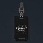 Personalisierte Trauzeugen für Schwarze Schrift Gepäckanhänger<br><div class="desc">Fügen Sie Ihrer Hochzeit eine persönliche Touch mit personalisierten Trauzeugen Gepäckanhänger hinzu. Dieses Gepäckanhänger zeigt den Namen der personalisierten Trauzeugen im modernen, weißen Schriftart-Stil und Monogramm in grauem, modernen Script-Schriftart-Stil als Hintergrund mit Titel und Hochzeitdatum in weißem, modernen Sans Serif-Schriftart-Stil auf schwarzem Hintergrund. Auch perfekt für Trauzeuge, Brautvater und mehr....</div>