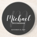 Personalisierte Trauzeugen für Schwarze Schrift Getränkeuntersetzer<br><div class="desc">Fügen Sie Ihrer Hochzeit eine persönliche Touch mit personalisierten Trauzeugen Untersetzer hinzu. Dieser Untersetzer zeigt den Namen der personalisierten Trauzeuge im modernen, weißen Skript-Schriftart-Stil und Monogramm in grauem, modernem Script-Schriftart-Stil als Hintergrund mit Titel und Hochzeitdatum in weiß modernen Sans Serif Schriftart Stil auf schwarzem Hintergrund. Auch perfekt für Trauzeuge, Brautvater...</div>
