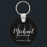 Personalisierte Trauzeugen für Schwarze Schrift Schlüsselanhänger<br><div class="desc">Fügen Sie Ihrer Hochzeit eine persönliche Touch mit personalisierten Trauzeugen Schlüsselanhänger hinzu. Dieser Schlüsselanhänger zeigt den Namen der personalisierten Trauzeugen im modernen, weißen Skript-Schriftart-Stil und Monogramm in grauem, modernem Script-Schriftart-Stil als Hintergrund mit Titel und Hochzeitdatum in weiß modernen Sans Serif Schriftart Stil auf schwarzem Hintergrund. Auch perfekt für Trauzeuge, Brautvater...</div>