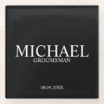 Personalisierte Trauzeugen in Schwarz und Weiß Glasuntersetzer<br><div class="desc">Klassischer Untersetzer für Personalisierte Trauzeugen mit dem Namen des personalisierten Trauzeugen mit dem Titel und dem Hochzeitdatum im klassischen Serif-Schriftart-Stil auf schwarzem Hintergrund. Auch perfekt für Trauzeuge,  Vater der Braut und mehr.</div>