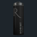 Personalisierte Trauzeugen mit einfacher Schwarzer Thermosbecher<br><div class="desc">Dieser einfache,  kundenspezifische Trauzeugen-Tumbler zeigt den Namen,  das Monogramm und das Hochzeitdatum des personalisierten Trauzeugen. Sie können den Hintergrund und die Farben der Schriftart ganz einfach ändern,  um sie an Ihre Veranstaltung anzupassen. Auch gut für einen Trauzeuge,  Vater der Braut und mehr.</div>