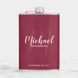Personalisierte Trauzeugen mit modernen Skripten Flachmann<br><div class="desc">Fügen Sie Ihrer Hochzeit eine persönliche Touch mit personalisierten Trauzeugen Flasche. Dieser Fass zeigt den Namen der personalisierten Trauzeugen im modernen, weißen Script-Schriftart-Stil und Monogramm in hellbordeauxroten modernen Drehbuch-Schriftart-Stil als Hintergrund mit Titel und Hochzeitdatum in weiß modernen Sans Serif Schriftart Stil auf burgundy roten Hintergrund. Auch perfekt für Trauzeuge, Brautvater...</div>