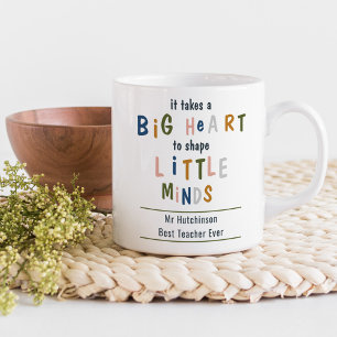 Personalisierte Typografie mit großem Herzen macht Kaffeetasse