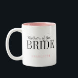 Personalisierte Typografin Mutter der Brautmühle Zweifarbige Tasse<br><div class="desc">Elegante moderne minimalistische Typografie Mutter der Braut und personalisierten Name in Schwarz und Rosa,  einfach und einzigartig. Großartige Mutter der Brautgeschenke. 
Passen Sie die Tasse- und Textfarbe Ihrer Wahl an.</div>