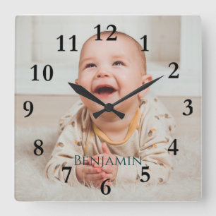 Personalisierte Uhr an der Wand des Add-a-Fotos