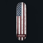Personalisierte US Flagge - amerikanische Flagge Skateboard<br><div class="desc">American Flag Skateboard - Amerikanische Flagge in einem rustikal bedrückten Design . Personalisieren Sie dieses Skateboard der US Flagge mit Monogrammnamen. Dieses personalisierte, unter amerikanischer Flagge fahrende Deck aus Rot und Blau ist perfekt. Besuchen Sie unsere patriotische Sammlung amerikanischer Fahnen für passende amerikanische Flaggen Geschenke und Dekoration. COPYRIGHT © 2020...</div>