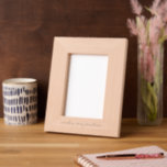 Personalisierte Verlobung Hochzeitstipendium Geätzte Rahmen<br><div class="desc">Feiern Sie einen besonderen Augenblick mit diesem wunderschön gravierten Holzbild mit individuelle Name und Datum. Aus Naturholz gefertigt,  macht dieser zeitlose Rahmen ein bedeutendes Hochzeitsgeschenk,  Jubiläum oder Verlobung. Das minimalistische Design fügt sich harmonisch in die Dekoration ein und ist somit ein beliebter Treffpunkt für Paare und Jungvermählte.</div>