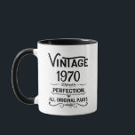Personalisierte Vintage 55. Geburtstagsparty Tasse<br><div class="desc">Machen Sie Ihren Geburtstag mit diesem einzigartigen Design zu einem besonderen Erlebnis. Fügen Sie Ihrer Geburtstagsfeier eine Touch eleganter Eleganz hinzu mit unseren exquisiten, einzigartigen Designs. Diese Grafiken verleihen jedem Produkt Raffinesse und Originalität und schaffen so ein unvergessliches und stilvolles Geschenk. Sie sind perfekt für diejenigen, die eine Touch zeitlosen...</div>