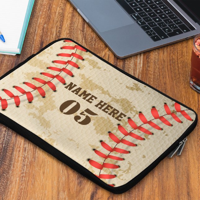 Personalisierte Vintage Baseballnummer Retro Laptopschutzhülle (Von Creator hochgeladen)