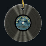 Personalisierte Vintage Keramik Ornament<br><div class="desc">Eine komplette photoshop Schaffung,  diese alte Schulvinyl-Langspielplatten-Aufzeichnung auf einer Turntable ist für die ideal,  die die Rekordspielertöne des vergangenen Jahres schätzen. Dieser Vintage Albumentwurf des Spaßes macht ein großes kleines Geschenk für jedermann jedes möglichen Alters,  Musiker,  Rekordsammler,  DJ,  sie wird alle Liebe es!</div>