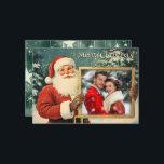Personalisierte Vintage Weihnachtskarte Feiertagskarte<br><div class="desc">Diese Weihnachtskarte zeigt einen klassischen, Vintagen Weihnachtsmann, der ein gerahmtes Foto in Gold aufbewahrt, um Ihr wertvolles in der Familie einzufügen. Der fröhliche Ausdruck des Weihnachtsmannes und die verschneite Kulisse schaffen ein warmes, nostalgisches Urlaubsstimmung. Über dem Rahmen steht "Frohe Weihnachten!" in einem spielerisch weißen Drehbuch, und Ihr Familienname erlaubt es,...</div>