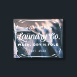 Personalisierte Wäscherei Aqua Wäscherei Co Wash T Leinwanddruck<br><div class="desc">Halten Sie dieses personalisierte Foto Leinwand Schild in Ihrem Waschraum und bringen Sie ein wenig von der rustikalen Bauernhaus-Atmosphäre in Ihre Wohngestaltung. Verwenden Sie die Optionen,  die Sie anpassen können,  um durch das Ändern von Schriftart und des Hintergrundbildes eine echte solche zu erstellen. Foto von Bruno Nascimento zu Unsplash</div>